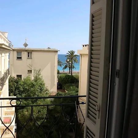 Apartament 105, Promenade