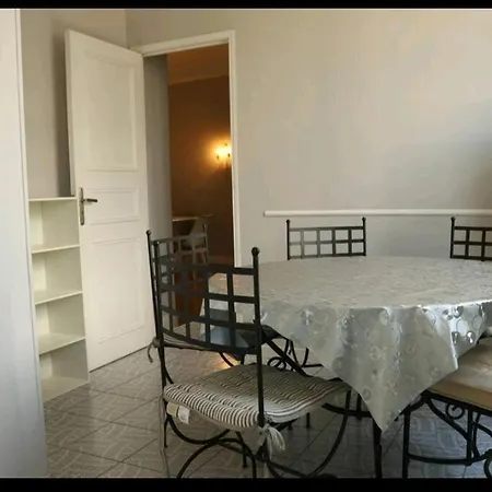 Apartment 105, Promenade